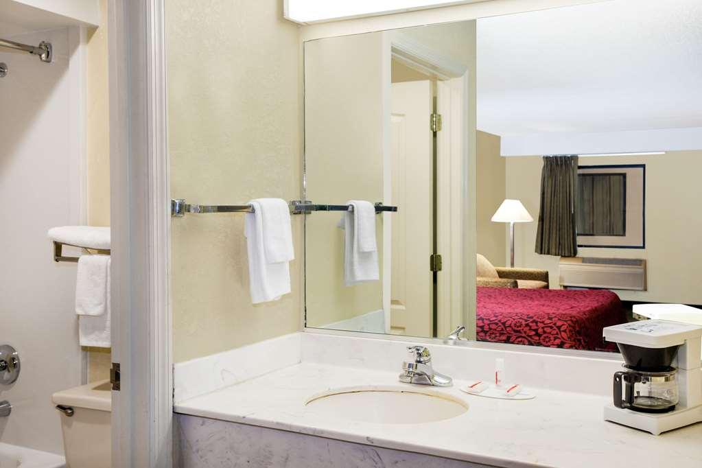 Days Inn & Suites By Wyndham Columbia Airport West Columbia Rom bilde